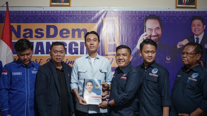 Bacabup OKI Muchendi mengembalikan formulir ke DPD NasDem OKI.