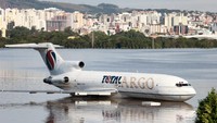 Sebuah pesawat kargo terlihat di landasan pacu yang terendam banjir di sebuah bandara di Porto Alegre, Rio Grande do Sul, Brasil, Senin (6/5/2024).