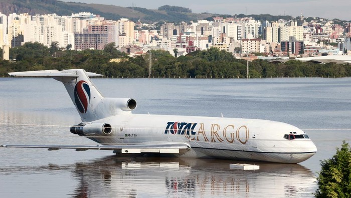Bandara di Brasil Terendam Banjir, Seluruh Penerbangan Dihentikan A cargo plane sits on a flooded runway at the airport in Porto Alegre, Rio Grande do Sul, Brazil, May 6, 2024. REUTERS/Diego Vara