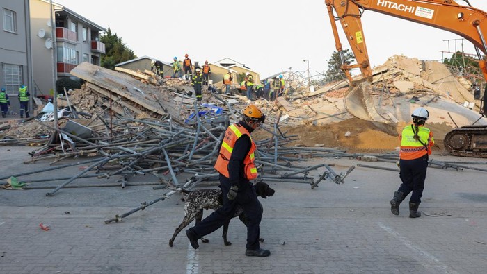 Bangunan di Afrika Selatan Runtuh, Puluhan Orang Terjebak A rescue worker removes rubble from the site where construction workers are trapped under a building that collapsed in George, South Africa May 7, 2024. REUTERS/Esa Alexander