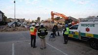 Insiden tersebut terjadi tepat setelah pukul 14.00 (12.00 GMT) hari ini, 6 Mei dengan kru konstruksi berjumlah sekitar 70 orang berada di lokasi. REUTERS/Esa Alexander