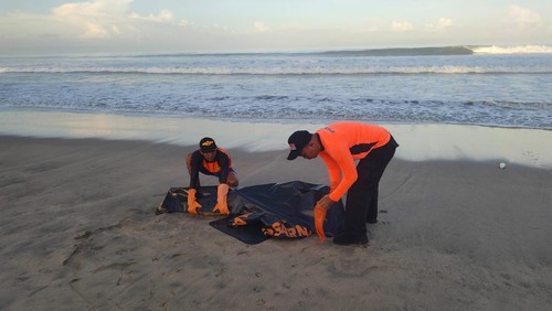 Jenazah Orlando dievakuasi Basarnas Bali di Pantai Legian, Selasa (7/5/2024).