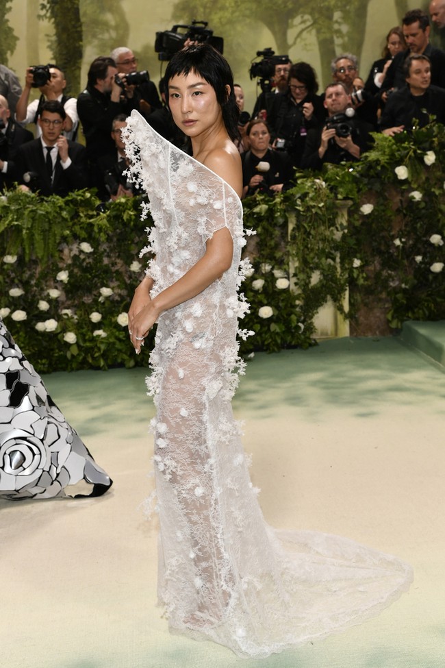 Greta Lee kembali mengambil risiko. Kali ini dalam balutan gaun putih Loewe karya Jonathan Anderson berbahan menerawang. Loewe, rumah mode milik LVMH, menjadi salah satu sponsor MET Gala 2024. (Foto: Evan Agostini/Invision/AP)