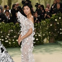 Greta Lee kembali mengambil risiko. Kali ini dalam balutan gaun putih Loewe karya Jonathan Anderson berbahan menerawang. Loewe, rumah mode milik LVMH, menjadi salah satu sponsor MET Gala 2024. (Foto: Evan Agostini/Invision/AP)