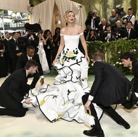 Setelah disorot karena vokal membela Palestina, Gigi Hadid kembali ke MET Gala dengan penampilan yang memukau berkat gaun putih Thom Browne yang dihiasi dekorasi bunga. Bagian rok didekonstruksi dari jas sehingga tetap mengakomodasi estetika desain kontemporer khas Thom. (Foto: Evan Agostini/Invision/AP)