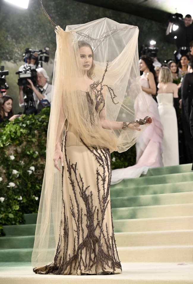 Lana Del Rey membawa drama ke karpet merah dengan gaun Alexander McQueen karya desainer barunya Sean McGirr. Gaun yang terinspirasi dari koleksi McQueen Winter 2006 sekaligus menandai debut McGirr di MET Gala. (Foto: Evan Agostini/Invision/AP)