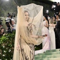 Lana Del Rey membawa drama ke karpet merah dengan gaun Alexander McQueen karya desainer barunya Sean McGirr. Gaun yang terinspirasi dari koleksi McQueen Winter 2006 sekaligus menandai debut McGirr di MET Gala. (Foto: Evan Agostini/Invision/AP)