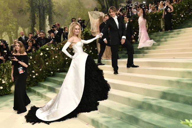 Nicole Kidman menghidupkan lagi salah satu karya ikonis Cristobal Balenciaga yang dibuat pada 1951. Interpretasi Demna membuat gaun bersiluet ball-gown dengan tulle yang menyerupai bunga itu lebih relevan dengan tema. (Foto: Evan Agostini/Invision/AP)