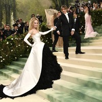 Nicole Kidman menghidupkan lagi salah satu karya ikonis Cristobal Balenciaga yang dibuat pada 1951. Interpretasi Demna membuat gaun bersiluet ball-gown dengan tulle yang menyerupai bunga itu lebih relevan dengan tema. (Foto: Evan Agostini/Invision/AP)