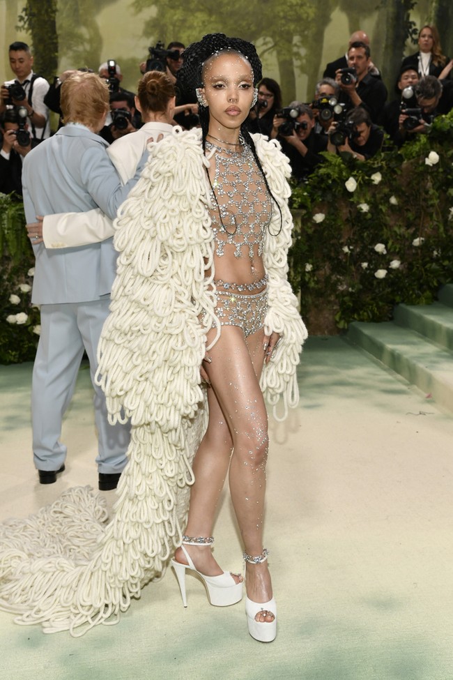 Rapper FKA Twiggs membawa isu sustainability fashion ke MET Gala dengan kreasi Stella McCartney. Mantel yang membungkus two-piece dress berliannya terbuat dari material bertanggung jawab. (Foto: Evan Agostini/Invision/AP)