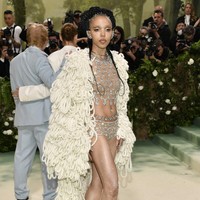 Rapper FKA Twiggs membawa isu sustainability fashion ke MET Gala dengan kreasi Stella McCartney. Mantel yang membungkus two-piece dress berliannya terbuat dari material bertanggung jawab. (Foto: Evan Agostini/Invision/AP)