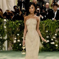 Tyla, penyanyi pendatang baru asal Afrika Selatan, memastika debutnya di MET Gala tak terlupakan. Tubuhnya dibungkus gaun Balmain yang terbuat dari pasir. Ia kemudian menyempurnakan gayanya dengan jam pasir sebagai tas. (Foto: Evan Agostini/Invision/AP)