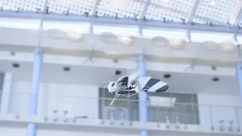 Di dalam tubuh BionicBee terdapat mekanisme sayap yang berdetak serta komponen yang membuat sayap berdenyut untuk meniru cara lebah sungguhan menavigasi. Foto: Festo.com