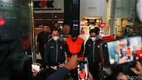 Petugas membawa Gus Muhdlor ke mobil tahanan usai menjalani pemeriksaan di gedung KPK, Jakarta, Selasa (7/5/2024).