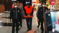 Gus Muhdlor terus menunduk saat dibawa ke mobil tahanan KPK.