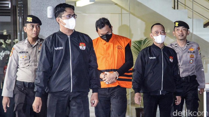 Wakil Ketua Johanis Tanak (tengah) mengumumkan penahanan Bupati Sidoarjo, Jawa Timur, Ahmad Mudhlor Ali (Gus Mudhlor) KPK di Jakarta, Selasa (7/5/2024). Ahmad Muhdlor Ali (Gus Muhdlor) ditahan KPK dalam kasus dugaan korupsi pemotongan insentif ASN di lingkungan Badan Pelayanan Pajak Daerah (BPPD) Sidoarjo.