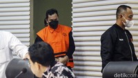 Muhdlor ditahan KPK dalam kasus dugaan pemotongan insentif ASN di lingkungan Badan Pelayanan Pajak Daerah (BPPD) Pemkab Sidoarjo.  