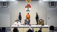 Wakil Ketua KPK Johanis Tanak mengatakan Muhdlor memiliki kewenangan untuk mengatur penghargaan atas kinerja tertentu dalam melaksanakan pemungutan pajak dan retribusi di lingkungan Pemkab. Dia mengatakan dasar pencairan dana insentif pajak daerah di lingkungan BPPBD Kabupaten Sidoarjo berawal dari keputusan bupati yang ditandatangani Muhdlor untuk 4 triwulan.  