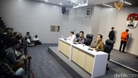 Muhdlor dijerat dengan Pasal 12 huruf f Undang-Undang Nomor 31 Tahun 1999 tentang Pemberantasan Tindak Pidana Korupsi sebagaimana telah diubah dengan Undang-Undang Nomor 20 Tahun 2001 tentang Perubahan Atas Undang- Undang Nomor 31 Tahun 1999 tentang Pemberantasan Tindak Pidana Korupsi Jo Pasal 55 ayat (1) ke 1 KUHP.  