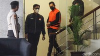 Muhdlor keluar ruang pemeriksaan dengan memakai rompi tahanan KPK, Selasa (7/5/2024).