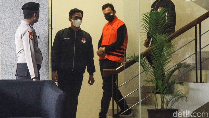 Bupati Sidoarjo Gus Mudhlor Ditahan KPK Wakil Ketua Johanis Tanak (tengah) mengumumkan penahanan Bupati Sidoarjo, Jawa Timur, Ahmad Mudhlor Ali (Gus Mudhlor) KPK di Jakarta, Selasa (7/5/2024). Ahmad Muhdlor Ali (Gus Muhdlor) ditahan KPK dalam kasus dugaan korupsi pemotongan insentif ASN di lingkungan Badan Pelayanan Pajak Daerah (BPPD) Sidoarjo.