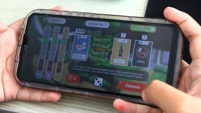 Peserta memainkan gim Si Centing saat sosialisasi pencegahan stunting melalui gim digital di ruang komputer Malang Creative Centre, Jawa Timur, Selasa (7/5/2024).  Kegiatan tersebut diadakan perusahaan rintisan Lets Play Indonesia dengan melibatkan sekitar 200 siswa SMP dari 28 sekolah untuk mengampanyekan pencegahan stunting melalui gim digital yang bisa dimainkan melalu personal computer (PC) maupun gawai. ANTARA FOTO/Ari Bowo Sucipto/rwa.