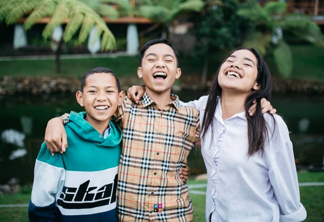 Jarang tersorot kamera, tak banyak yang tahu jika Betrand memiliki seorang adik laki-laki dan kakak perempuan. Sama-sama memiliki gigi gingsul, ketiganya tampak begitu mirip. Foto: Instagram/@chetrynnn26