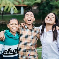 Jarang tersorot kamera, tak banyak yang tahu jika Betrand memiliki seorang adik laki-laki dan kakak perempuan. Sama-sama memiliki gigi gingsul, ketiganya tampak begitu mirip. Foto: Instagram/@chetrynnn26