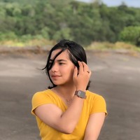 Berbeda dengan Betrand Peto yang tinggal bersama ibu angkatnya, Sarwendah, Chetryn tinggal bersama keluarganya di Nusa Tenggara Timur. Namanya sempat disorot usai Betrand sempat mengaku jika kakaknya itu pernah berpura-pura tak mengenal Betrand. Foto: Instagram/@chetrynnn26