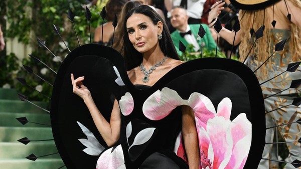 7 Foto Demi Moore Tampil Memesona di Usia 61 Pakai Gaun Daur Ulang
