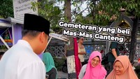 Dico Ganinduto juga sering jajan di gerobak kaki lima, seperti jajan es segar ini. Sampai-sampai membuat pedagangnya salah tingkah. Foto: Instagram @dicoganinduto