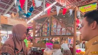 Terakhir ada momen Dico Ganinduto ketika blusukan ke pasar tradisional. Ia menyambangi lapak yang menawarkan bumbu dapur. Foto: Instagram @dicoganinduto