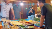 Tak kalah seru momen kulinernya di angkringan. Dico Ganinduto mampir ke Wedangan Hick Gaul Pak Mul dan memesan menu wedang. Foto: Instagram @dicoganinduto