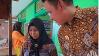 Menjadi Bupati Kendal, Dico Ganinduto dikenal dekat dengan masyarakat. Suami Chacha Frederica ini sering makan di warung kaki lima, seperti warung bakso ini. Foto: Instagram @dicoganinduto