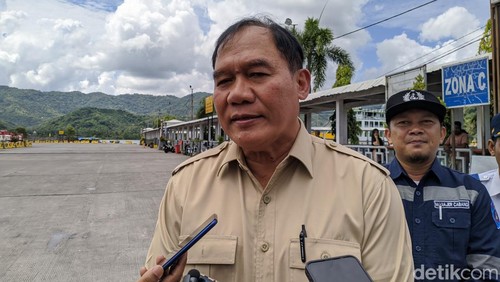 Direktur Utama PT. Dharma Lautan Utama, Bambang Haryo Soekartono saat mengecek area Pelabuhan Lembar, Lombok Barat, Senin (6/5/2024). (Ahmad Viqi/detikBali).