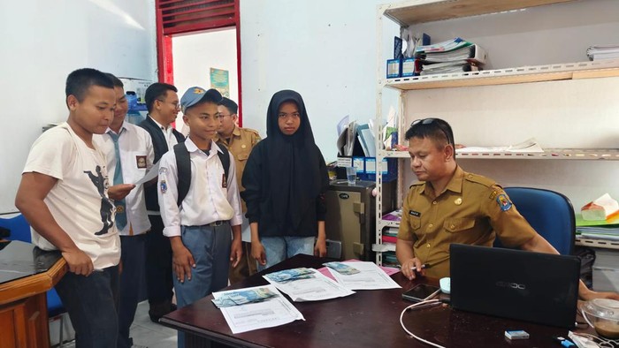 Disdikbud Jeneponto memproses pembayaran upah pemain gendang saat HUT ke-161 Jeneponto.