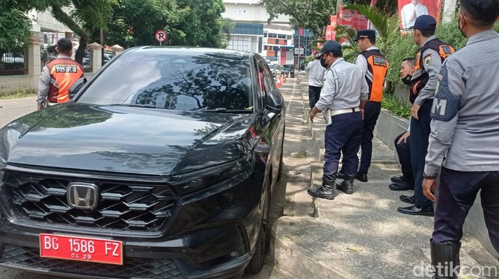 Dishub melakukan giat penguncian roda kendaraan roda 4 yang melanggar aturan.