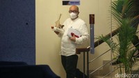 Mantan Direktur PT Taspen (Persero) Antonius N S Kosasih usai menjalani pemeriksaan di gedung KPK, Jakarta, Selasa (7/5/2024). Usai diperiksa, ia terlihat membawa sate.