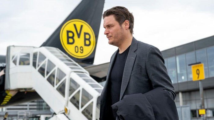 DORTMUND, GERMANY  - MAY 6:  Head Coach Edin Terzic of Borussia Dortmund is seen boarding a plane prior to the departure of Borussia Dortmund ahead of their UEFA Champions League semi-final second leg match against Paris Saint-Germain at Parc des Princes on May 6, 2024 in Paris, France. (Photo by Hendrik Deckers/Borussia Dortmund via Getty Images)