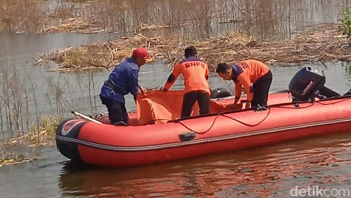 Evakuasi jasad pemancing yang tenggelam di rawa
