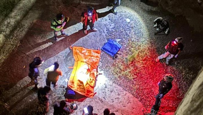 Evakuasi jenazah di bawah Jembatan Tunggulmas Kota Malang