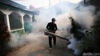 Petugas melakukan fogging atau pengasapan untuk mencegah penyebaran penyakit Demam Berdarah Dengue (DBD) di Kelurahan Aren Jaya, Kota Bekasi, Jawa Barat, Selasa (7/5/2024).  
