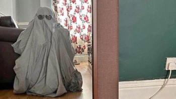 Ngumpet dibalik selimut bak hantu. Foto: Sadanduseless