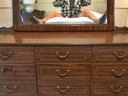 Ragam Gaya Kocak Orang-orang Saat Jual Cermin