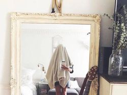 Ragam Gaya Kocak Orang-orang Saat Jual Cermin