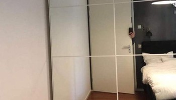 Ngumpet di balik pintu. Foto: Sadanduseless