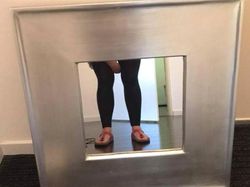 Ragam Gaya Kocak Orang-orang Saat Jual Cermin