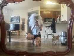 Ragam Gaya Kocak Orang-orang Saat Jual Cermin