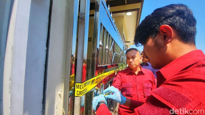 Garis polisi dibuka di rumah tempat pembunuhan Ceceu di Sukabumi