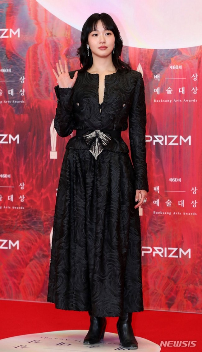 Banyak aktris yang memilih warna hitam untuk acara penghargaan serial televisi dan film BaekSang, termasuk Kim Go Eun. Pemain Exhuma itu mengenakan busana dari Chanel di mana ia menjadi brand ambassador-nya. Ia memakai setelan dengan aksen ikat pinggang dari koleksi Fall/Winter 2022/2023 Haute Couture. Foto: Dok. Newsis Foto: Dok. Internet